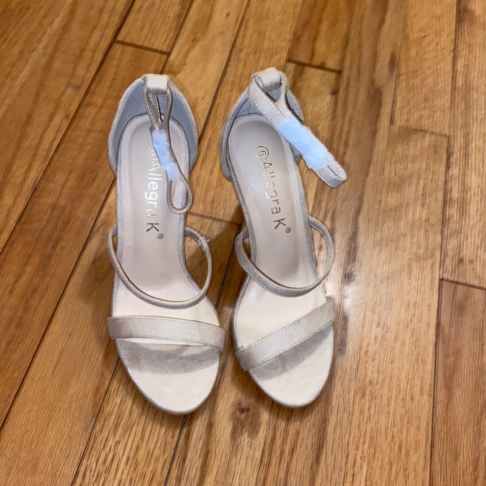 NWOT LAST CHANCE Women's Size 5 Nude Heels